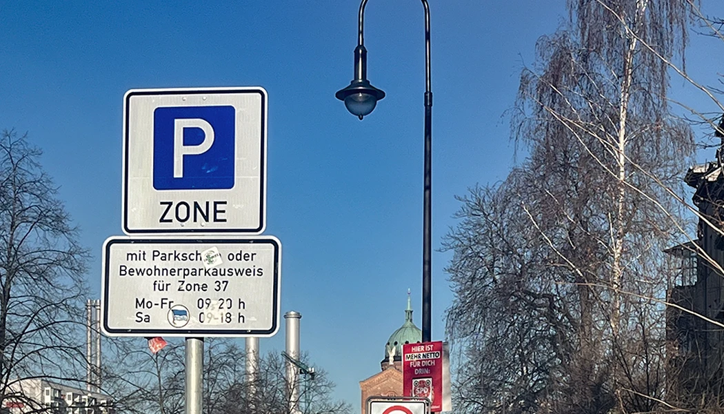 Parkzonenschild mit Angabe der Vorschriften für Zone 37 und der zulässigen Zeiten.