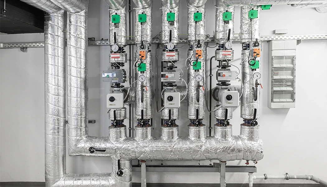 Ein Netz von isolierten Rohren und Ventilen mit Mess- und Regelvorrichtungen.